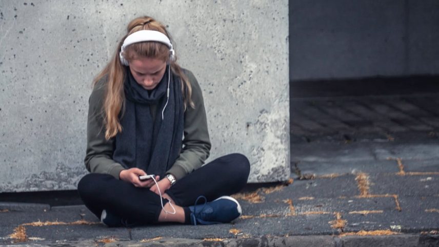 O impacto da automutilação não se limita apenas aos adolescentes — pode afetar profundamente aqueles ao seu redor também. (Foto: fitopardo/Getty Images)