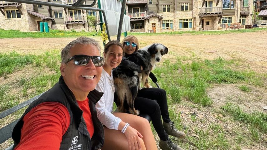 Steve Barsh, fundador da Parker Chase Properties, com sua família e seu cachorro, Liberty, em um teleférico (Foto: Steve Barsh)