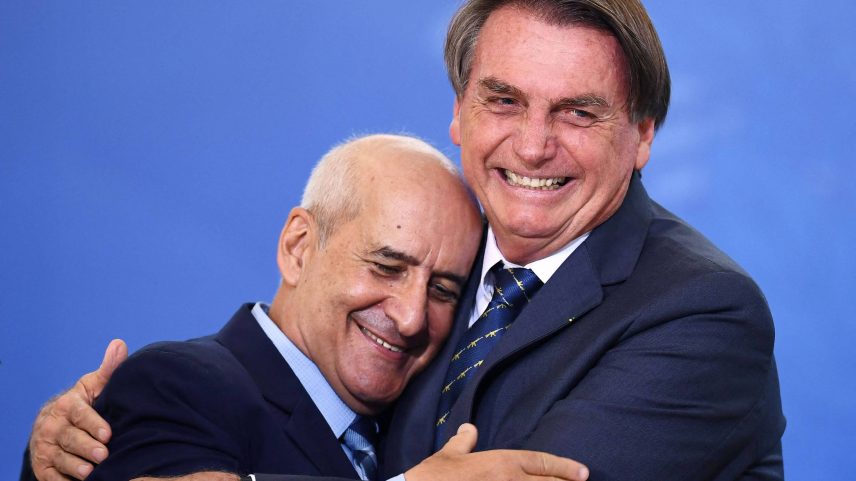 O general Luiz Eduardo Ramos, ao lado da esposa, adotou novo visual após deixar governo Bolsonaro (Foto: Arquivo pessoal)