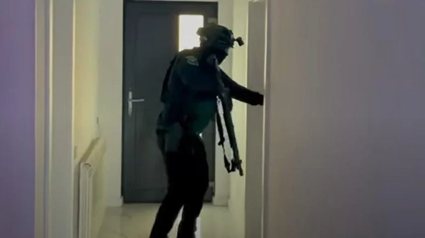Policiais armados invadiram propriedades na Romênia, levando à apreensão de maços de dinheiro - Foto: Romanian Police/HMRC