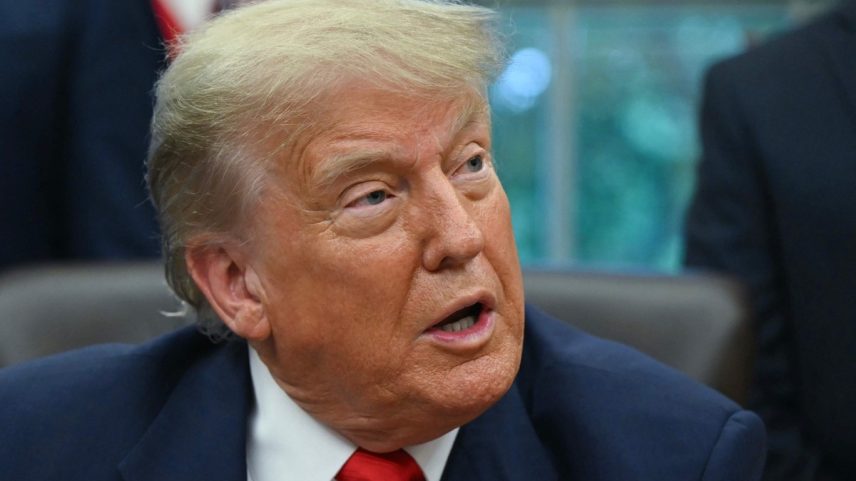 O presidente dos EUA, Donald Trump, durante coletiva de imprensa no Salão Oval da Casa Branca (Foto: ANDREW CABALLERO-REYNOLDS / AFP)