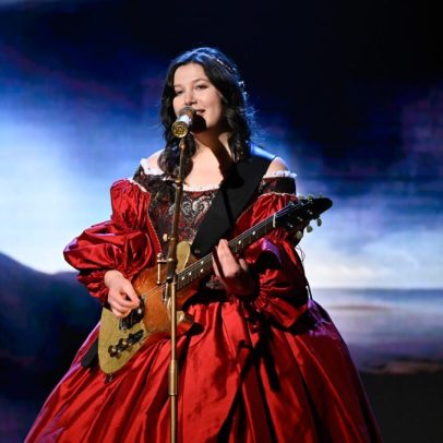 Lucy Dacus vai celebrar casamentos de fãs durante sua nova turnê