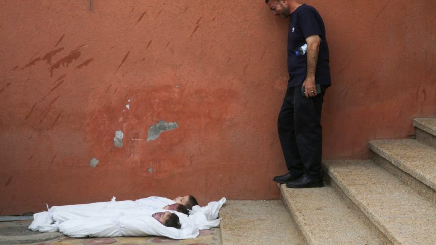 Um homem chora ante os cadáveres de três crianças mortas em um ataque israelense no hospital Nasser de Jan Yunis, nesta quinta-feira. (Foto: Hatem Khaled/REUTERS)