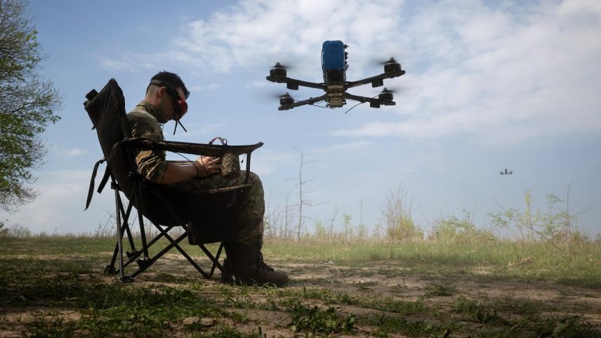 Um piloto de drone ucraniano na região de Kharkiv, no nordeste da Ucrânia, em abril de 2025: a Ucrânia modificou drones fabricados pela China para uso militar contra os russos (Foto: Tyler Hicks/The New York Times)