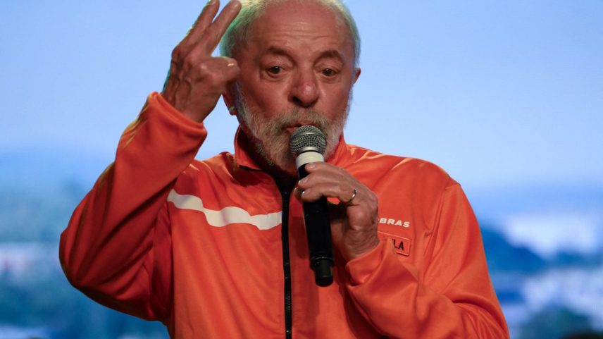 Lula participa de evento da Petrobrás na Reduc — Foto: AFP/Mauro Pimentel