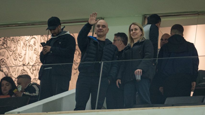 Ministro do STF Alexandre de Moraes acena a torcedores antes de partida entre Corinthians e Palmeiras, na Neo Química Arena (Foto: Ronaldo Barreto/Thenews2/Agência O Globo)