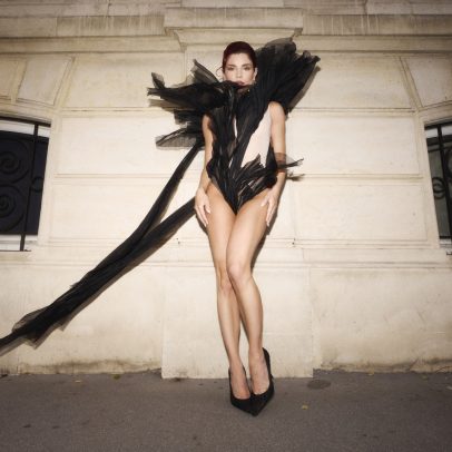 Gkay exibe pernas em look ousado durante a semana de alta-costura em Paris