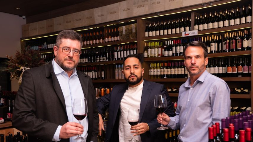 Os diretores comerciais Israel Ourique e João Pedro Campos, da Vila Porto, e o diretor-geral Ari Gorenstein (da esquerda para a direita) (Foto: Vila Porto/Divulgação)