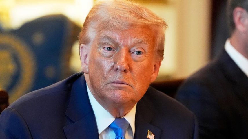 O presidente Donald Trump durante uma reunião com o primeiro-ministro de Israel, Benjamin Netanyahu, na Sala Azul da Casa Branca, na segunda-feira, 7 (Foto: Alex Brandon/AP)