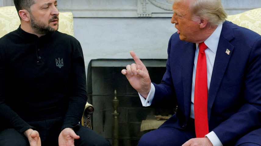 Donald Trump e Volodymyr Zelensky discutem na Casa Branca, em Washington, em 28 de fevereiro (Foto: Brian Snyder - 28.fev.2025/Reuters)