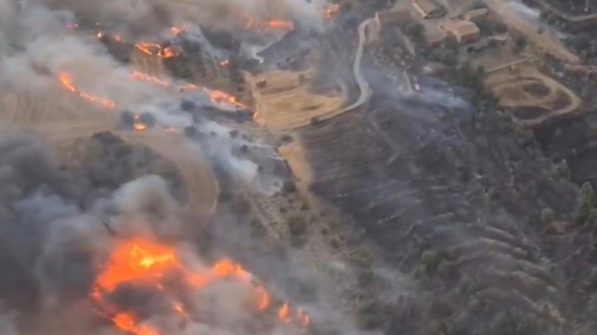 Incêndio atinge floresta em Torrefeta, na província de Lleida; duas pessoas morreram (Foto: CATALAN FOREST GUARDS / AGENTS RURALS via AFP)