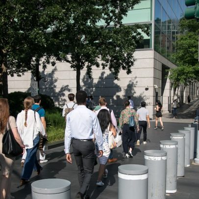 Empresas de private equity buscam jovens talentos em bancos e desafiam Wall Street