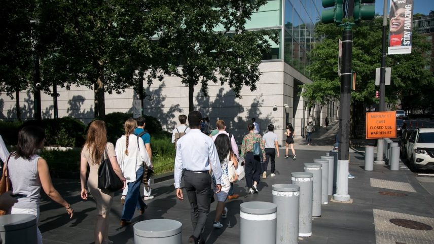 Empresas seduzem profissionais em fase de desenvolvimento em bancos para vagas futuras com altos salários e promessas de melhor equilíbrio com vida pessoal (Foto: Reprodução)