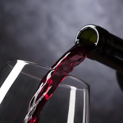 Levar seu próprio vinho ao restaurante pode ser uma escolha vantajosa