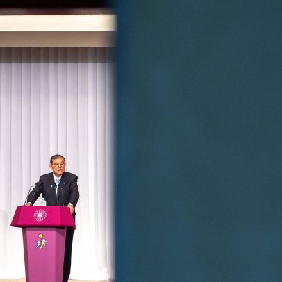 Primeiro-ministro do Japão mantém cargo após derrota significativa nas eleições
