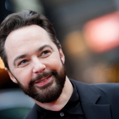 Jim Parsons critica fechamento de linha de ajuda LGTBIQ+ por Trump como crime