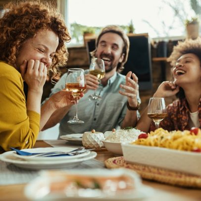 Conexões sociais são essenciais para a saúde, assim como alimentação e exercícios