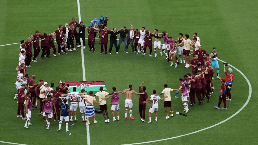 Elenco do Fluminense celebra vitória sobre a Inter de Milão, que classificou o time às quartas-de-final do Mundial de Clubes da Fifa (Foto: Buda Mendes - 30.jun.25/Getty Images via AFP)