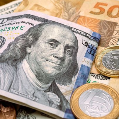 Dólar deve se manter estável no Brasil, mesmo com tarifa de 50%, afirma economista