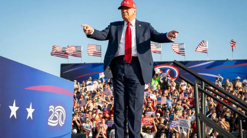Trump comemora aprovação de megaprojeto na Feira Estadual de Iowa, nos EUA (Foto: Haiyun Jiang/The New York Times)