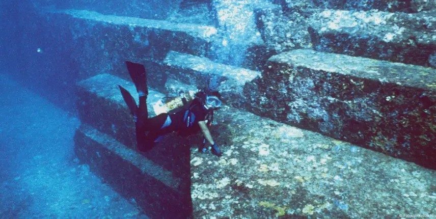 Degraus perfeitos, bordas retas e figuras aparentemente esculpidas levam muitos a crer que formação rochosa foi parte de 'cidade submarina' (Foto: maxppp/Kyodo News/picture alliance via DW)