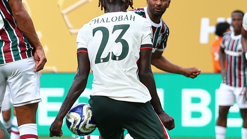 Fluminense reclamou de mão na bola de Chalobah, zagueiro do Chelsea, durante jogo do Mundial (Foto: Chris Brunskill/Fantasista/Getty Images)
