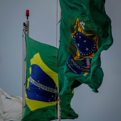 Bandeira é passada para novo líder em emocionante cerimônia de troca