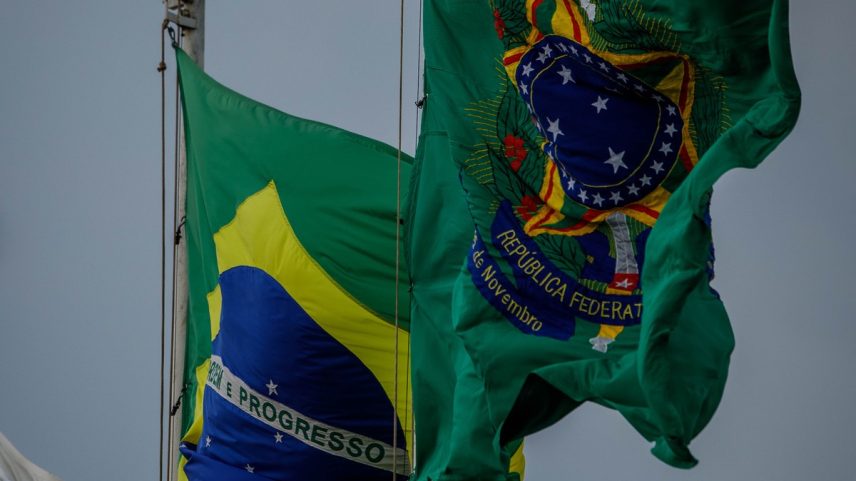 Bandeiras tremulam em Brasília (Foto: Brenno Carvalho)