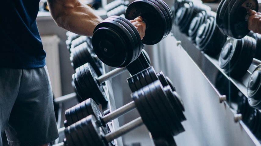 Musculação tem benefícios que vão além do shape (Foto: Freepik)