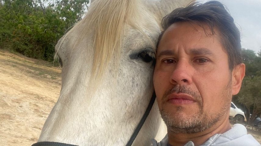Tutor Fabio Duarte e seu cavalo Diamante, no dia em que soube que o animal não sobreviveria (Foto: Arquivo Pessoal)