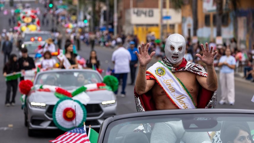 Um lutador mexicano encabeça o desfile de independência no Leste de Los Angeles, em 2024. (Foto: Brian van der Brug / Los Angeles Times via Getty Images)