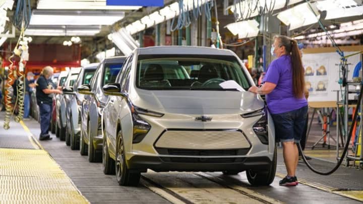 Membro da UAW Local 5960, Kimberly Fuhr, inspeciona um Chevrolet Bolt EV durante a produção do veículo em 6 de maio de 2021, na fábrica de montagem da General Motors em Orion Township, Michigan. (Foto: Steve Fecht para Chevrolet)