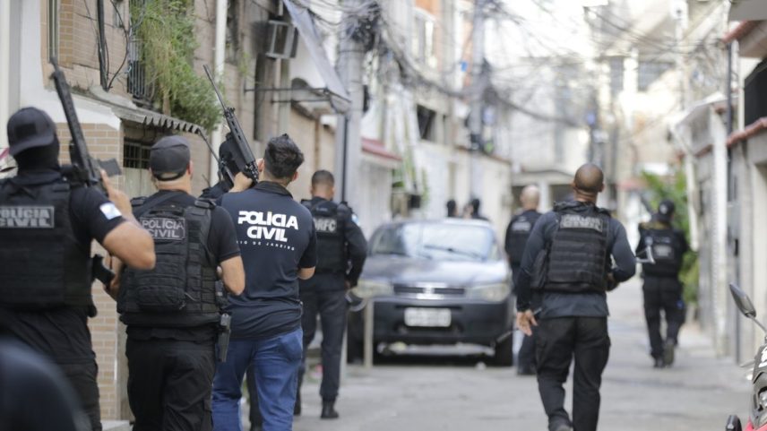 Operação policial no Rio (Foto: Domingos Peixoto / Agência O Globo)