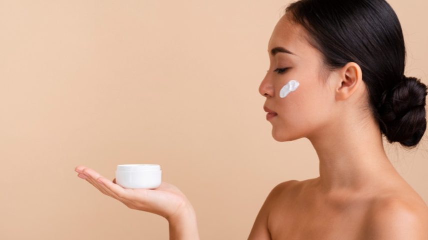 Conheça cinco tendências que estão despontando nos consultórios e prateleiras de skincare e prometem transformar a rotina de beleza. (Foto: Freepik)