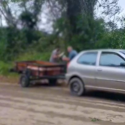 Dupla é flagrada descartando entulho em área de preservação no Espírito Santo