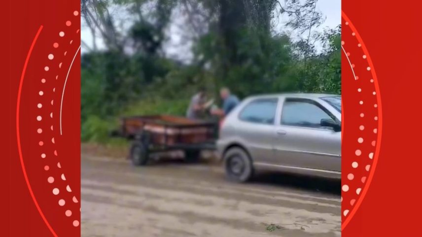 Dupla descarta entulho em área de preservação, é flagrada e obrigada a recolher o material em Vila Velha, no Espírito Santo. (Foto: Reprodução)