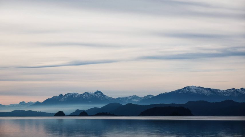 Vista de Bariloche a partir do lago Nahuel Huapi (Foto: Zanone Fraissat/Folhapress)