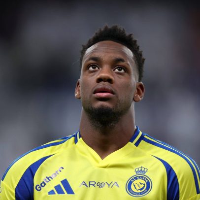 Jhon Duran embarca para a Turquia para finalizar transferência ao Fenerbahce