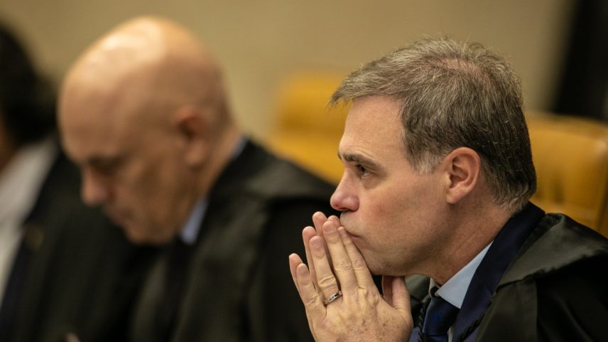Ministros André Mendonça (à frente) e Alexandre de Moraes (ao fundo) no plenário do STF (Foto: Brenno Carvalho / Agência O Globo)