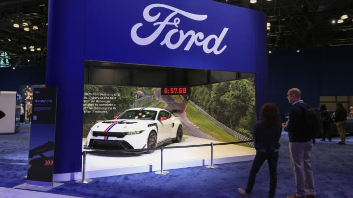 A exibição da Ford é vista no Salão Internacional do Automóvel de Nova York em 16 de abril de 2025. (Foto: Danielle DeVries | CNBC)