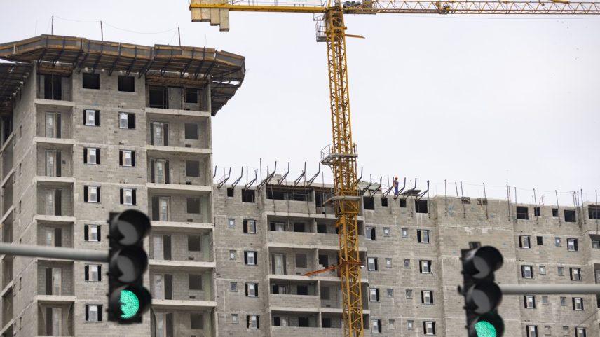 Obras de edifícios na Zona Portuária do Rio: CBIC projeta crescimento de 3,5% da construção civil em 2024 (Foto: Márcia Foletto/Agência O Globo)