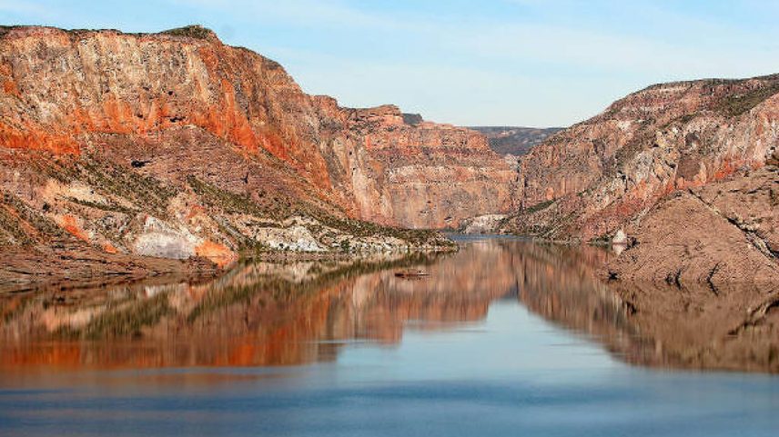 Cânion do Atuel, na região de San Rafael, província de Mendoza, Argentina. A água é proveniente do descongelamento da neve na cordilheira dos Andes, através do Rio Atuel (Foto: Divulgação/Ente Mendoza Turismo)