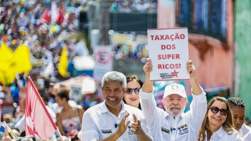 Lula levanta placa pedindo taxação dos super ricos durante caminhada em Salvador (Foto: Ricardo Stuckert / PR)