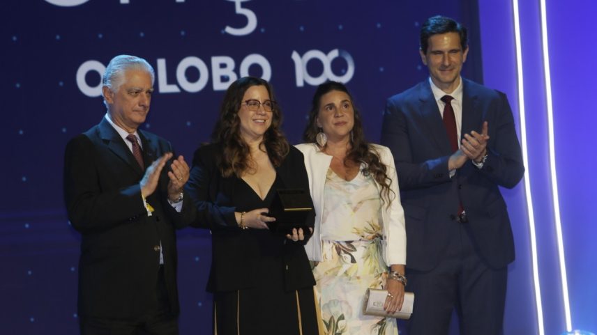 Cerimônia de entrega do Prêmio Faz Diferença, no Teatro do Copacabana Palace. Frederic Kachar, diretor-geral da Editora Globo e do Sistema Globo de Rádio, e Luis Cesio Caetano, presidente da Firjan, entregam o prêmio Desenvolvimento do Rio para Fumel (Foto: Marcelo Theobald / Agência O Globo)