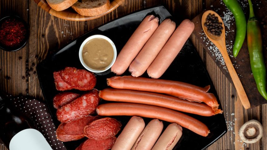 Qualquer quantidade de carne processada aumenta risco de câncer e diabetes. (Foto: FreePik)