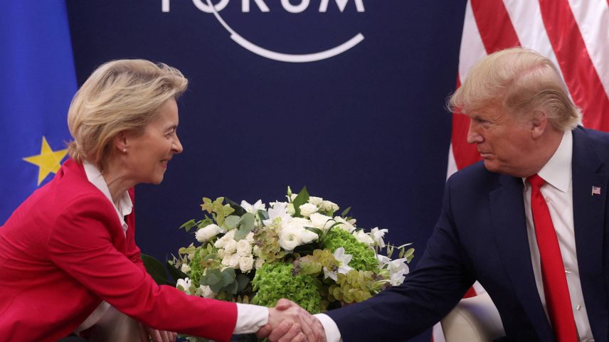 Ursula von der Leyen, presidente da Comissão Europeia, cumprimenta Donald Trump em encontro em 2020 (Foto: Jonathan Ernst - 21.jan.2020/Reuters)