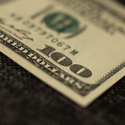 Dólar sobe no fechamento, mas registra queda semanal por fatores internos e externos