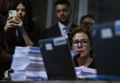 Prisão de Carla Zambelli provoca pressão por cassação de mandato na Câmara