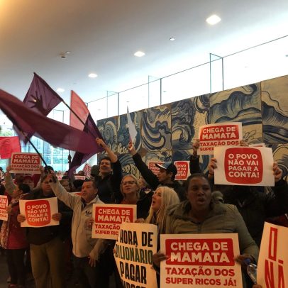 Frente de esquerda ocupa Itaú na Faria Lima e pede taxação dos super-ricos