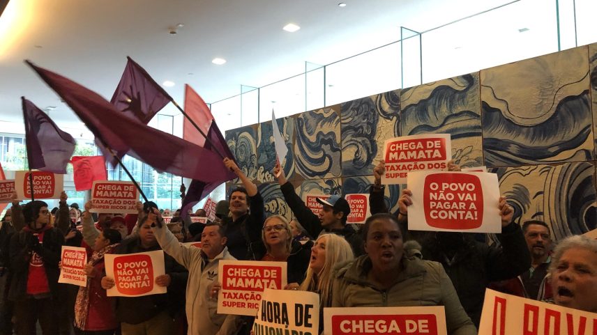 Manifestantes ocuparam o saguão do edifício onde fica a sede do Itaú, na avenida Faria Lima, em São Paulo (Foto: Comunicação MTST)